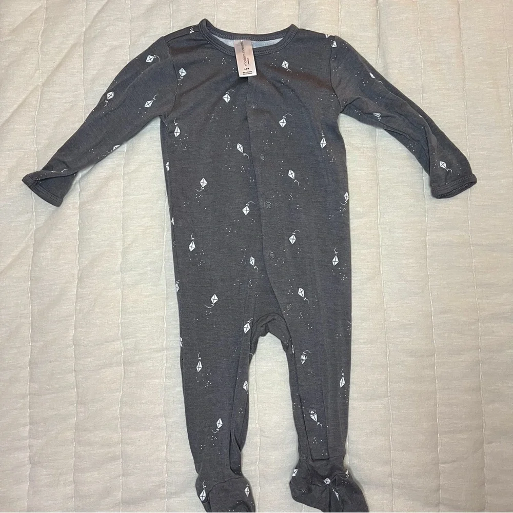 Modern Moments by Gerber Super Soft Gray Kite Print Footie Size 6-9 Months